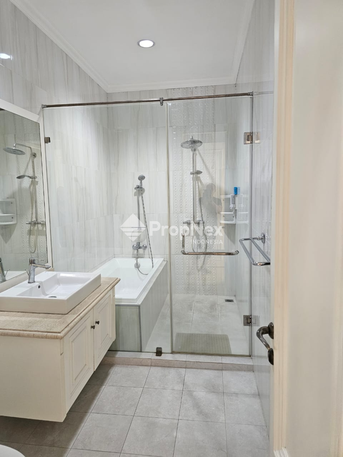 Rumah Mewah luas dengan Swimming Pool & Rooftop di Tebet — foto 8